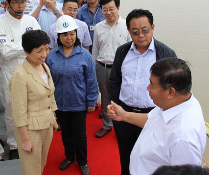 國家海事局、國家能源局領(lǐng)導(dǎo)專家考察海企港華水上躉船式LNG加注站